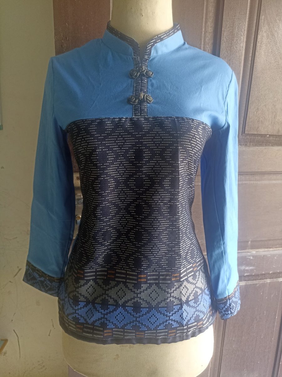 Kebaya biru motif tenun — karya Penjahit Mouphe