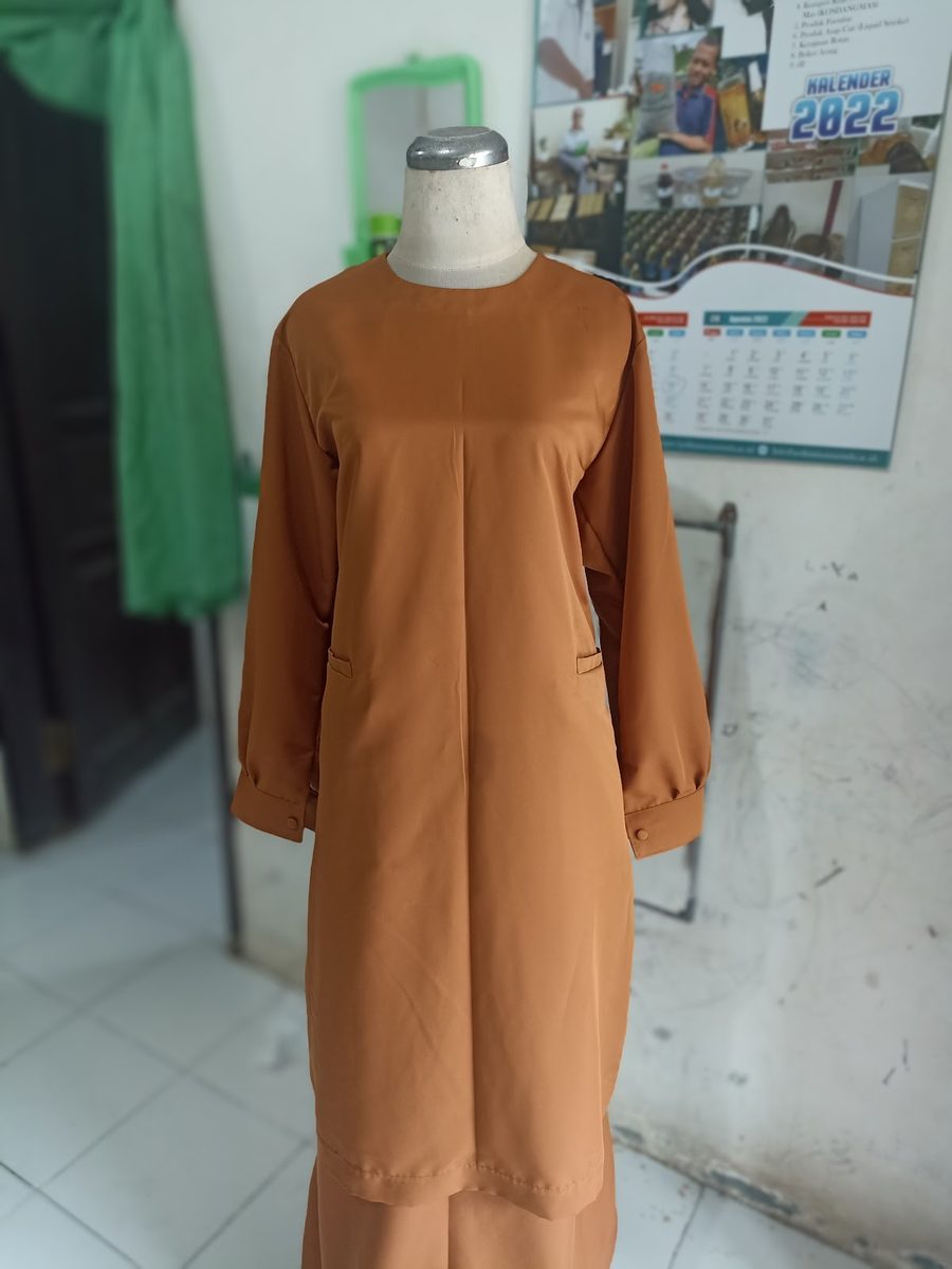 Busana terusan — karya Penjahit Mouphe