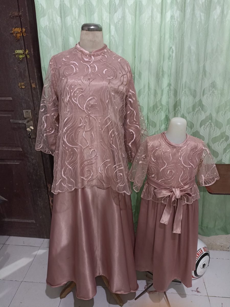 Set kebaya ibu & anak — karya Penjahit Mouphe