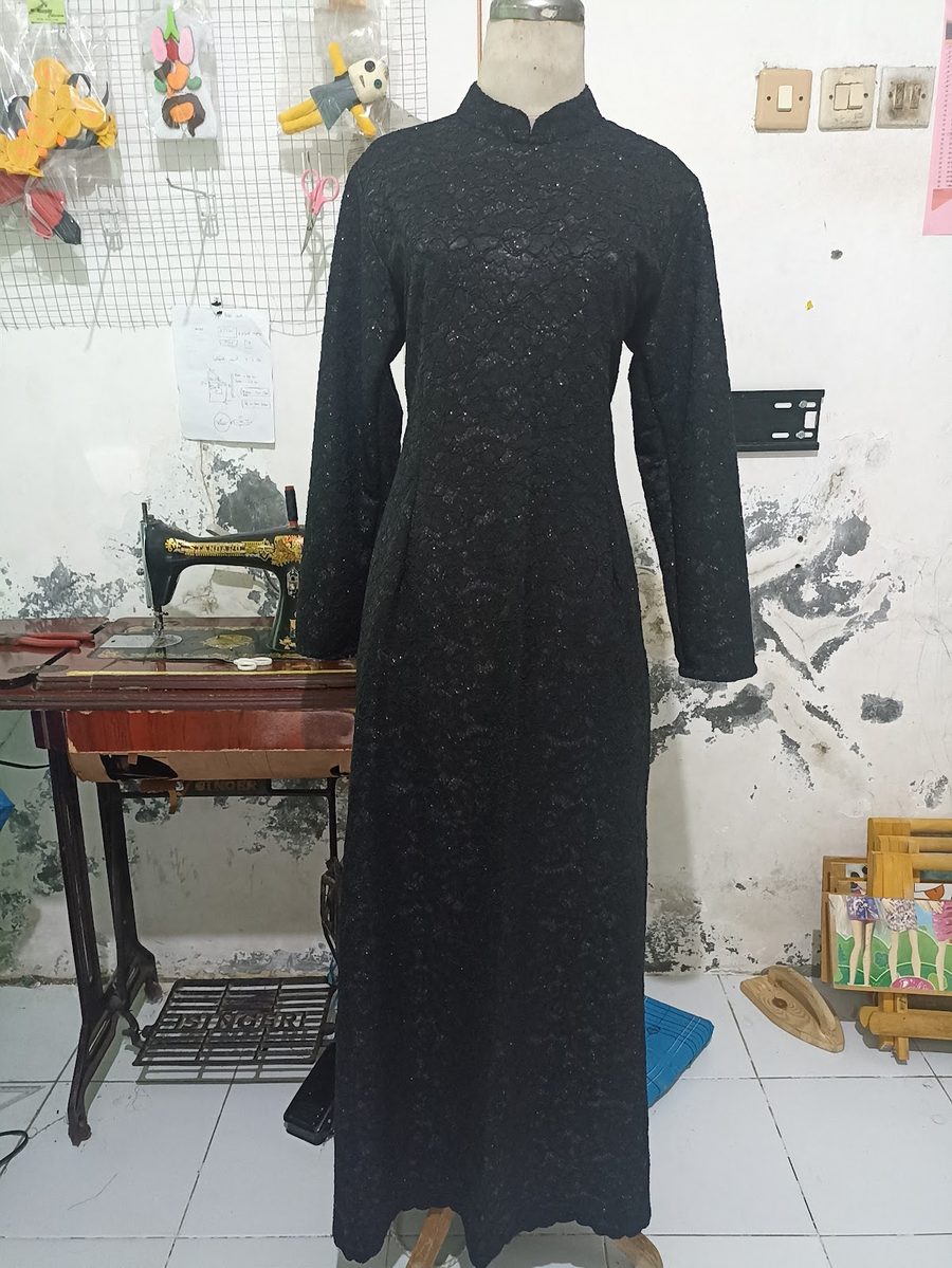 Gaun hitam panjang — karya Penjahit Mouphe
